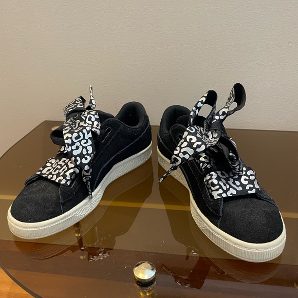 Stylish Black Puma sneakers in size 6 in excellent condition; material: Suede - Picture 2 of 4